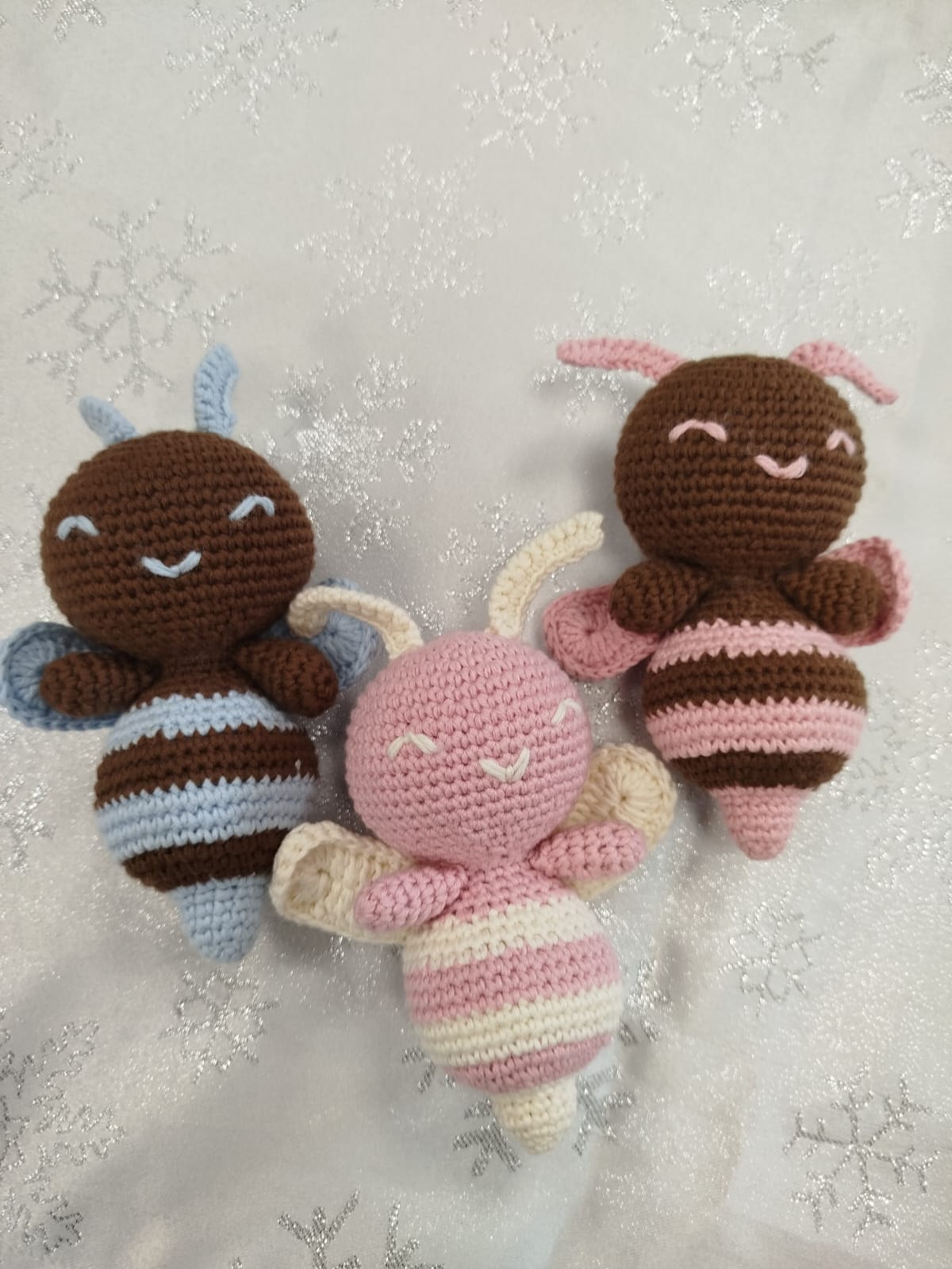 Abeilles au crochet marron rose et bleu