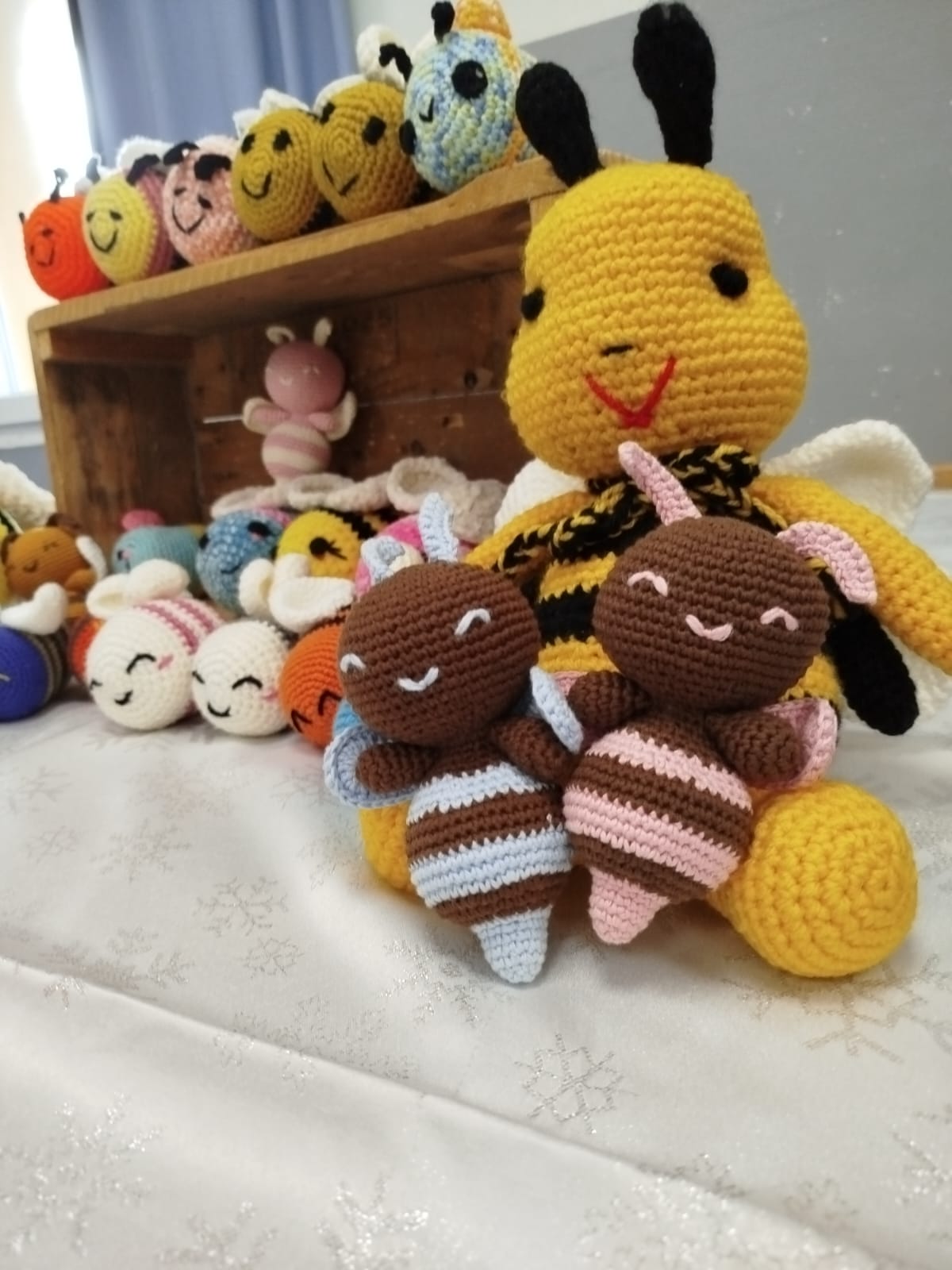 Grande abeille jaune et petites abeilles