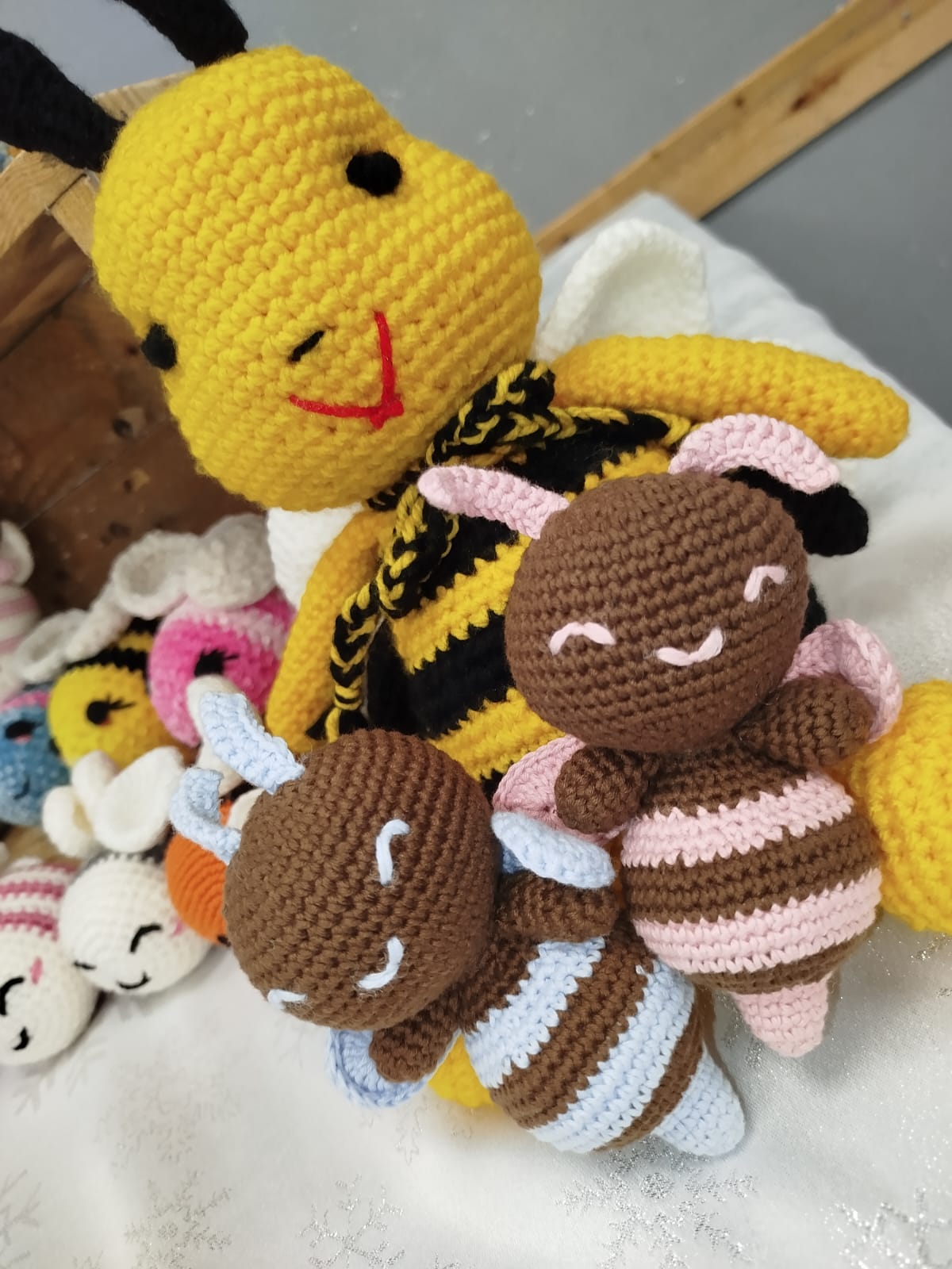 Abeilles marron et grande abeille jaune